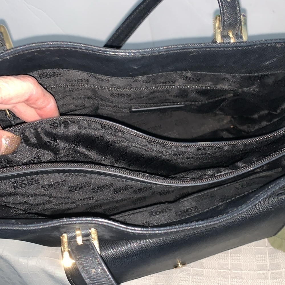 Michael Kors Jet Set Medium Black
Saffiano Leather Tote - Picture 7 of 8